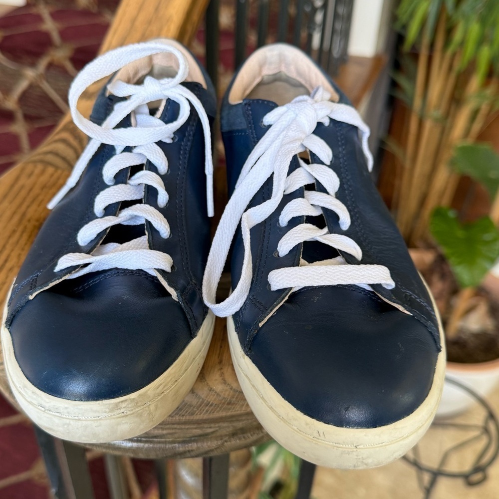 Lacoste ladies, leather, navy sneaker very good condition size 7 new laces - Picture 6 of 15